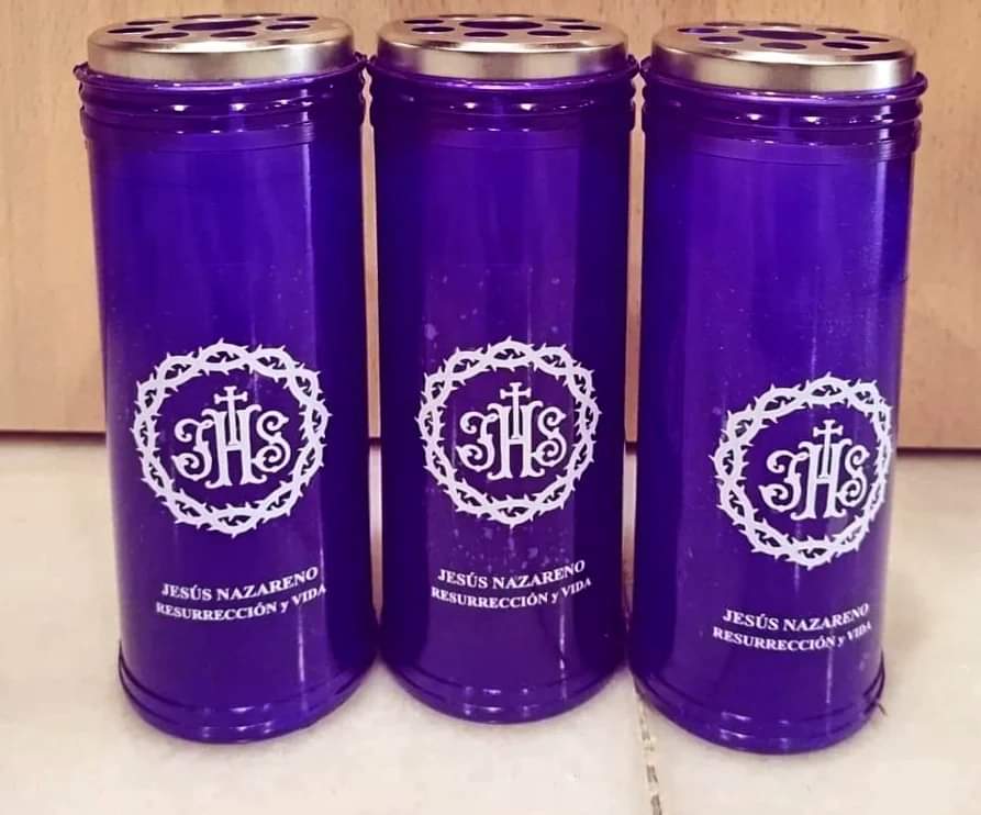 Ventas de velas en color morado, con motivo del día de todos los Santos