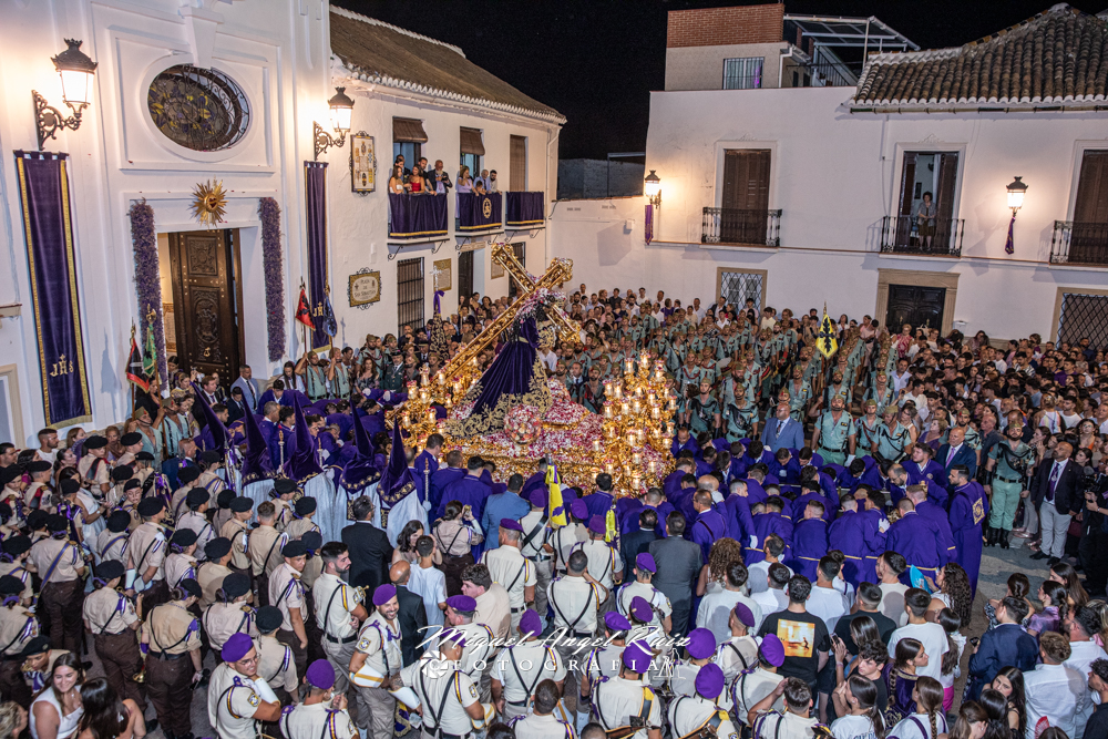 Y como lirio morado que florece entre las ramas de un mes de junio llegó el domingo del Día de Jesús.