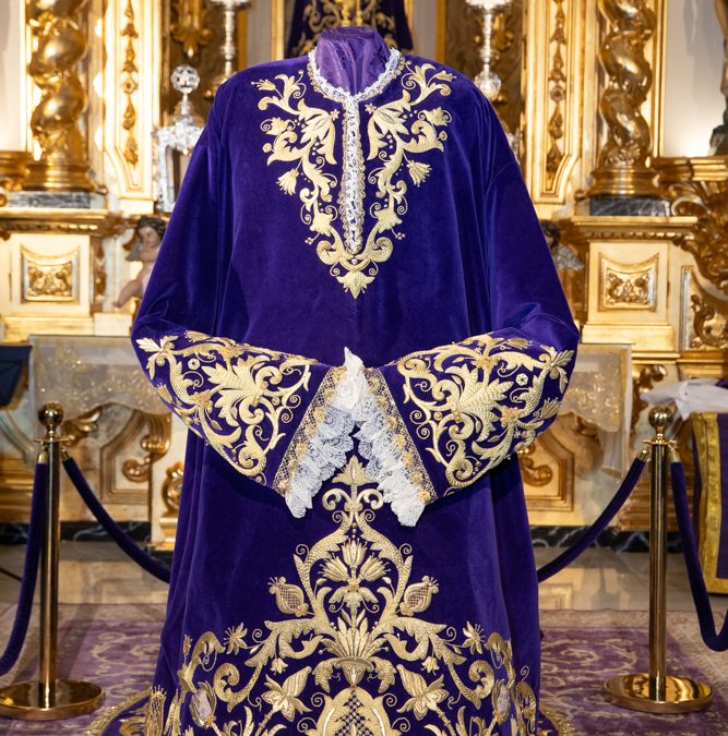 DÍA HISTÓRICO PARA NUESTRA HERMANDAD CON LA PRESENTACIÓN DE LA NUEVA TÚNICA PARA NUESTRO PADRE JESÚS NAZARENO