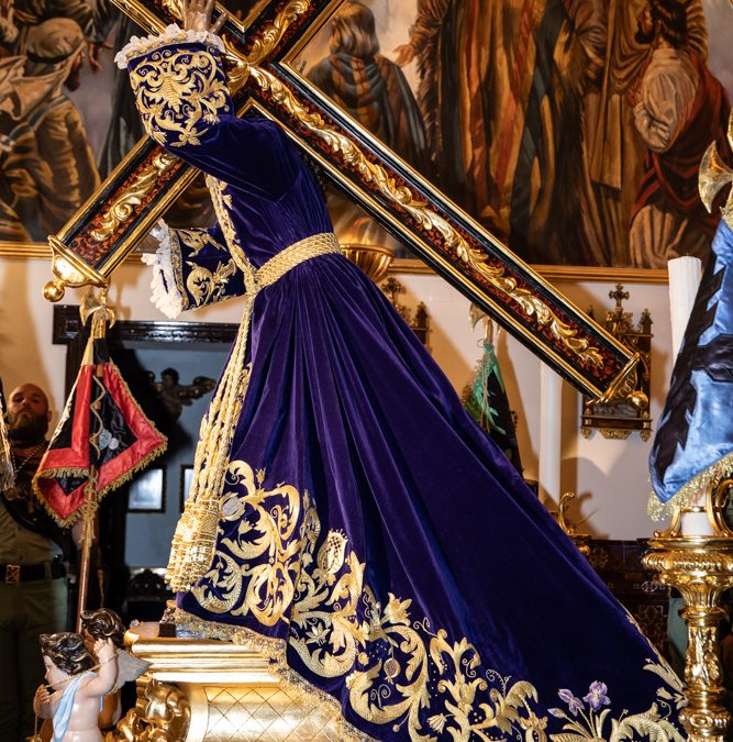 Nuestro Padre Jesús Nazareno desciende de su camarín para acercarse a sus hermanos y devotos en el Jueves del Día de Jesús.
